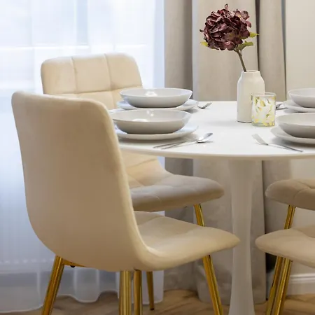 Elegant Grojecka In By Renters