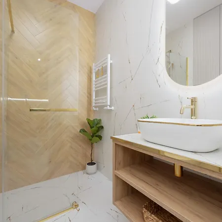 Elegant Grojecka In By Renters 바르샤바